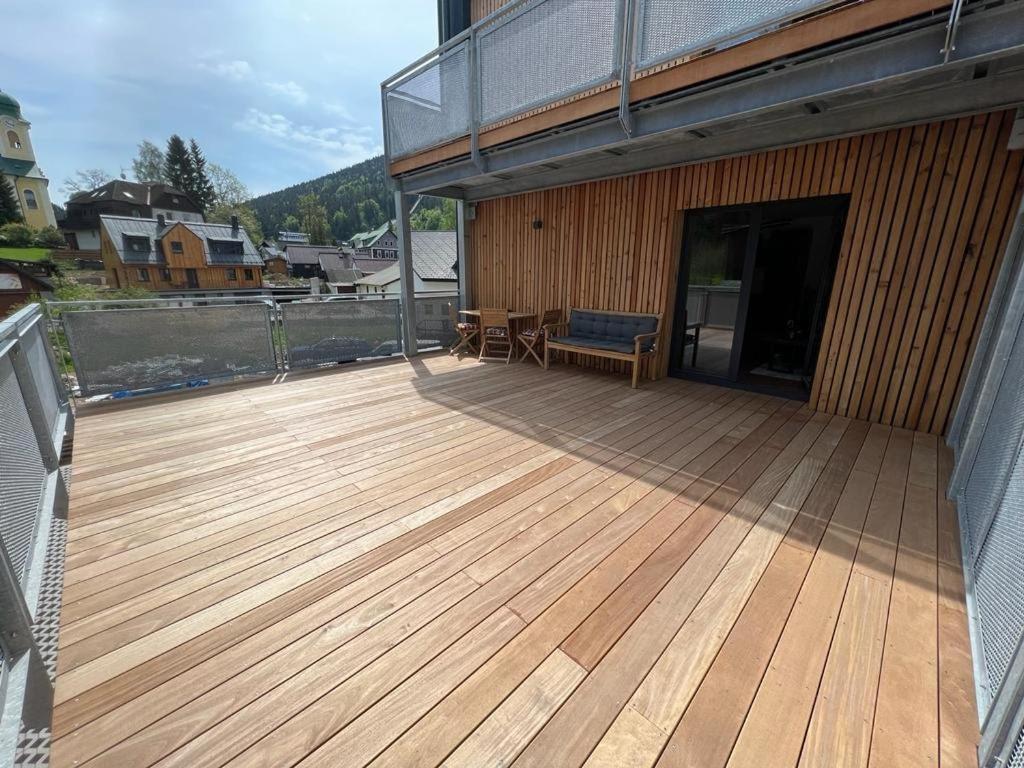 Luxusní Apartmán GRAND v centru Harrachova se soukromou Mega terasou, s možností dobíjení wallbox EV a výhledem na Harrachovský kostelíček Exterior foto